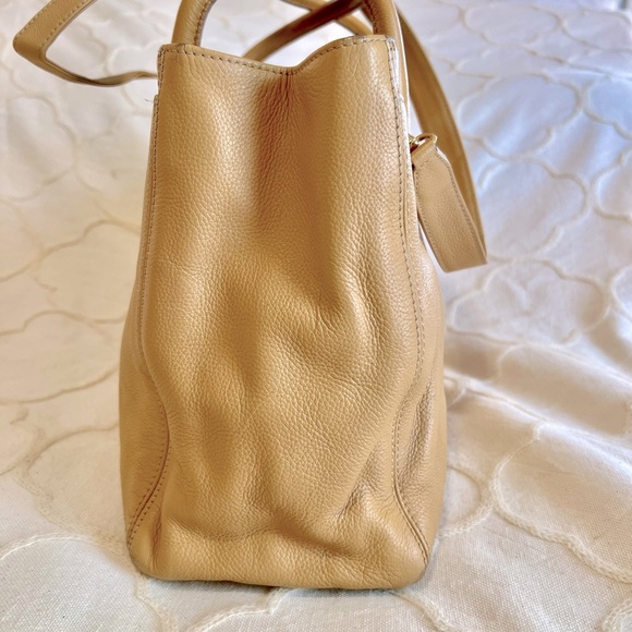 Chanel Executive Cerf Tote: Beige Calfskin, Gold- hardware and  Feet at Base - Picture 9 of 12
